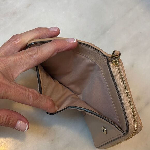 Tory Burch Wallet Quilted Medallion Leather Tan - Picture 15 of 16